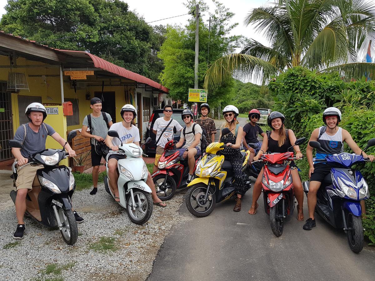 J Dorm Vandrarhem Pantai Cenang  Exteriör bild