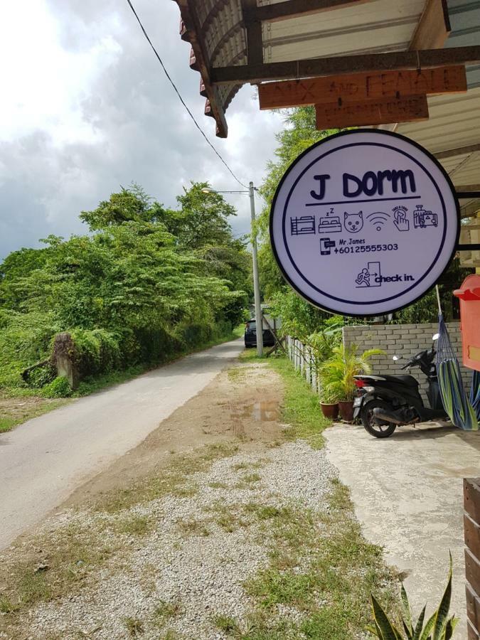 J Dorm Vandrarhem Pantai Cenang  Exteriör bild